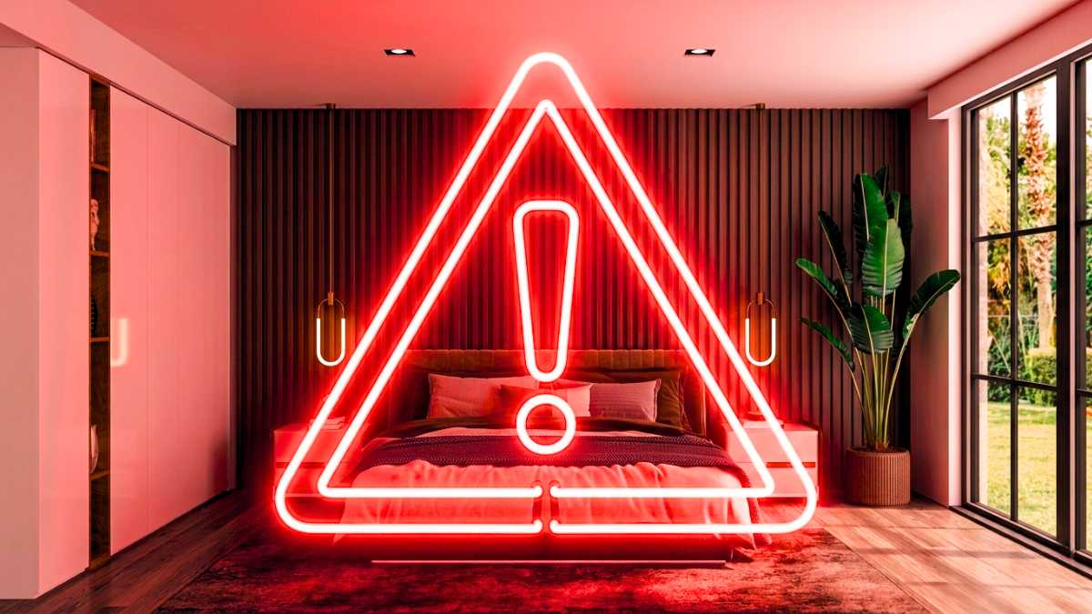 Imagem conceitual de um quarto luxuoso e moderno onde, flutuando sobre uma cama perfeitamente arrumada com roupa de cama 100 algodão branca e travesseiros macios, há um grande ícone de alerta de perigo (triângulo com exclamação) em neon vermelho brilhante. O brilho do neon reflete sutilmente sobre a roupa de cama branca.